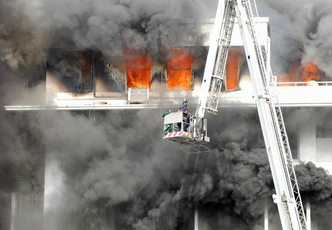 देखिए मुंबई के मंत्रालय में कैसी लगी भीषण आग