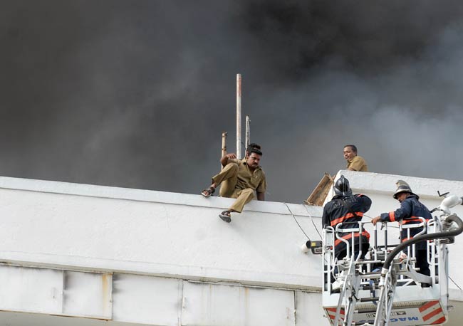 देखिए मुंबई के मंत्रालय में कैसी लगी भीषण आग