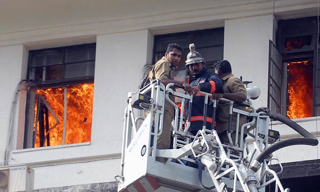 देखिए मुंबई के मंत्रालय में कैसी लगी भीषण आग