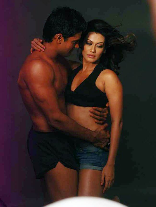 बिंदास अभिनेत्री पायल रोहतगी की शोख अदाएं... | 'Hot-Hot'