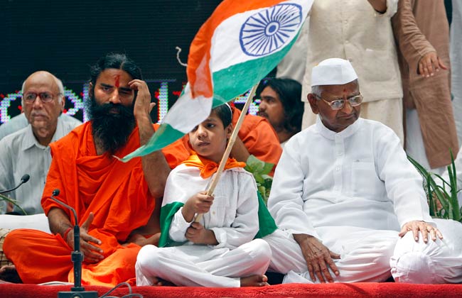 अन्‍ना-रामदेव के अनशन की तस्‍वीरें | बाबा हुए थे गिरफ्तार