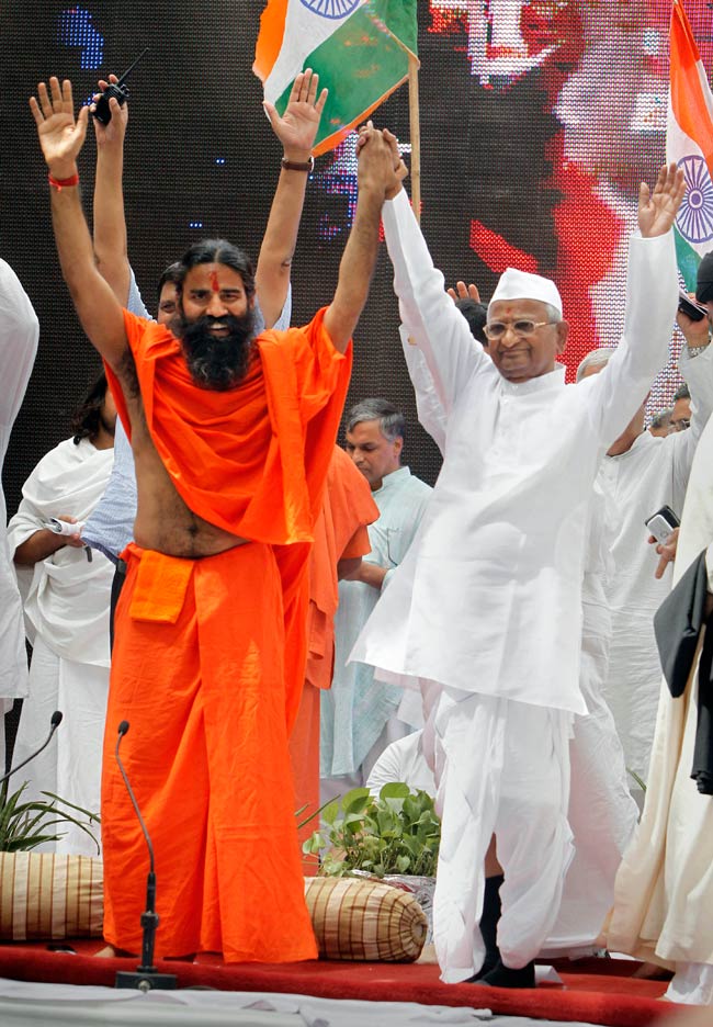 अन्‍ना-रामदेव के अनशन की तस्‍वीरें | बाबा हुए थे गिरफ्तार