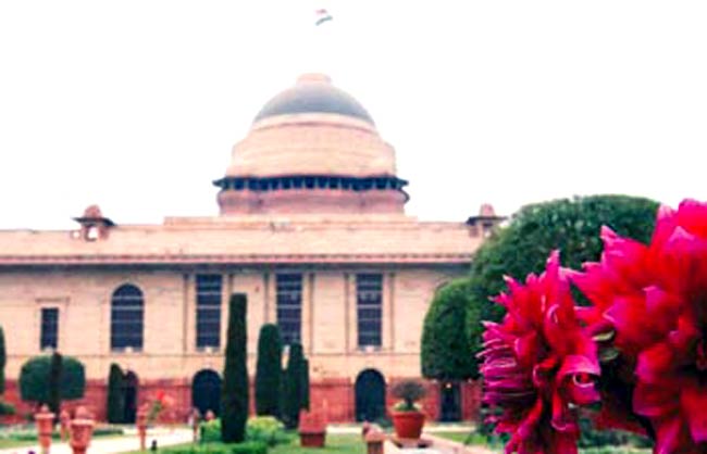 प्रणब मुखर्जी ने दाखिल किया नामांकन