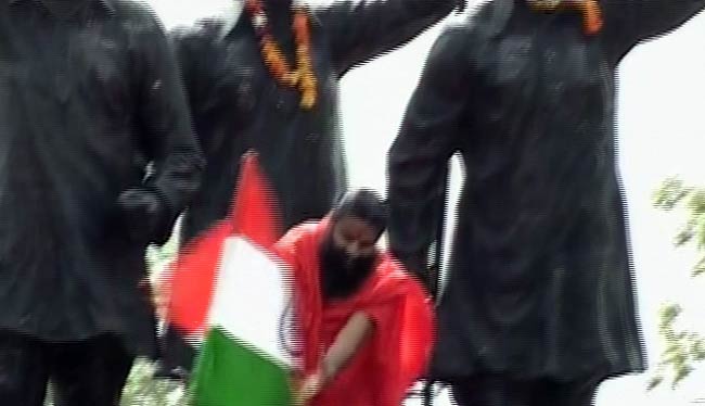 अन्‍ना-रामदेव के अनशन की तस्‍वीरें | बाबा हुए थे गिरफ्तार