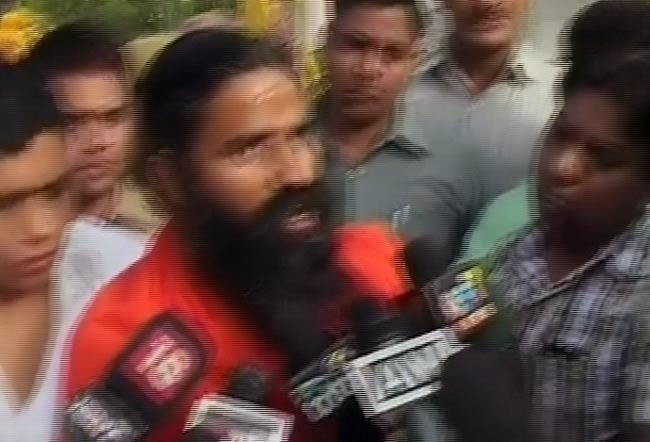 अन्‍ना-रामदेव के अनशन की तस्‍वीरें | बाबा हुए थे गिरफ्तार