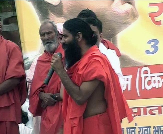 अन्‍ना-रामदेव के अनशन की तस्‍वीरें | बाबा हुए थे गिरफ्तार