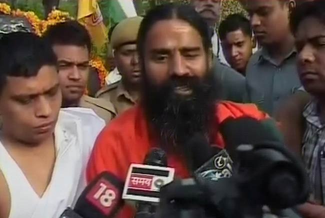 अन्‍ना-रामदेव के अनशन की तस्‍वीरें | बाबा हुए थे गिरफ्तार