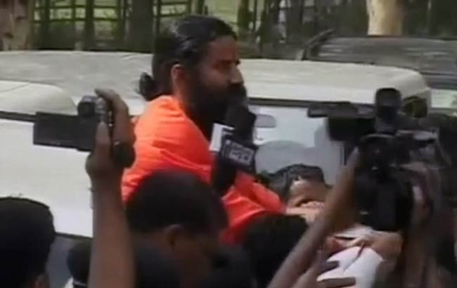 अन्‍ना-रामदेव के अनशन की तस्‍वीरें | बाबा हुए थे गिरफ्तार