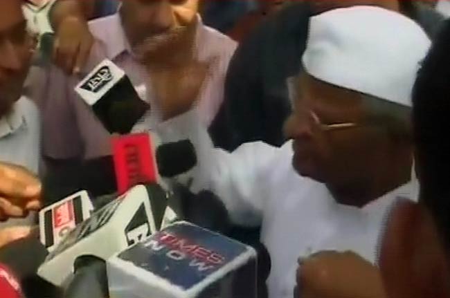 अन्‍ना-रामदेव के अनशन की तस्‍वीरें | बाबा हुए थे गिरफ्तार