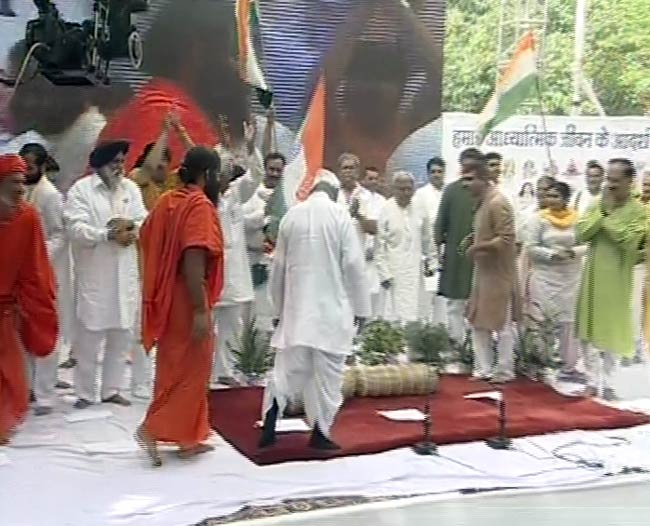 अन्‍ना-रामदेव के अनशन की तस्‍वीरें | बाबा हुए थे गिरफ्तार