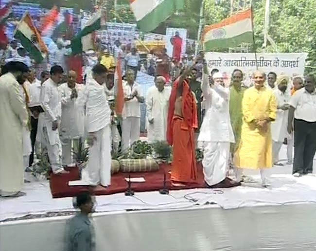 अन्‍ना-रामदेव के अनशन की तस्‍वीरें | बाबा हुए थे गिरफ्तार