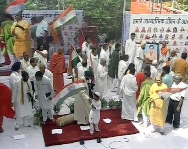 अन्‍ना-रामदेव के अनशन की तस्‍वीरें | बाबा हुए थे गिरफ्तार