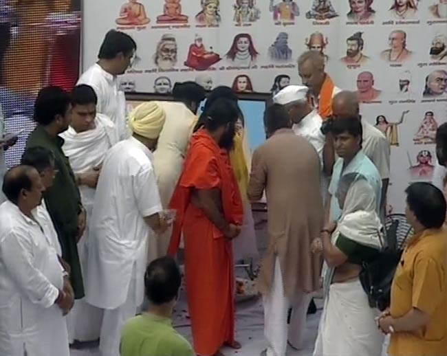 अन्‍ना-रामदेव के अनशन की तस्‍वीरें | बाबा हुए थे गिरफ्तार