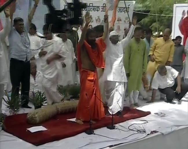 अन्‍ना-रामदेव के अनशन की तस्‍वीरें | बाबा हुए थे गिरफ्तार