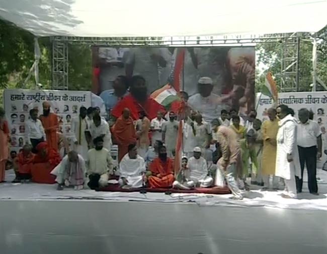 अन्‍ना-रामदेव के अनशन की तस्‍वीरें | बाबा हुए थे गिरफ्तार