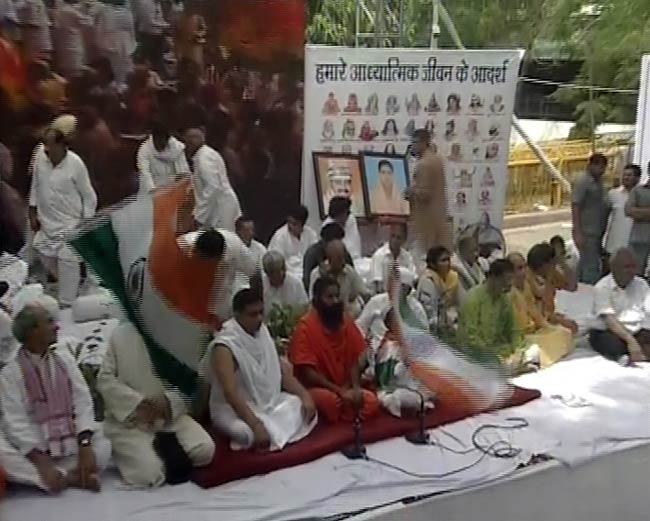 अन्‍ना-रामदेव के अनशन की तस्‍वीरें | बाबा हुए थे गिरफ्तार