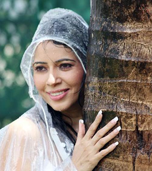 बारिश में रोजलीन खान की हॉट-हॉट मस्ती | सविता भाभी