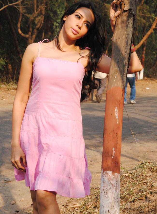 बारिश में रोजलीन खान की हॉट-हॉट मस्ती | सविता भाभी