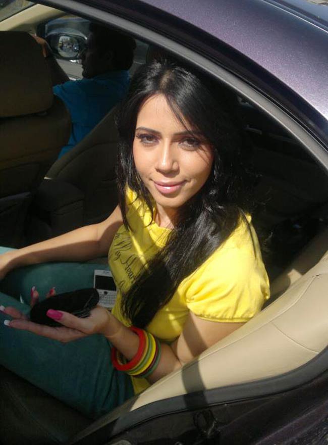 बारिश में रोजलीन खान की हॉट-हॉट मस्ती | सविता भाभी