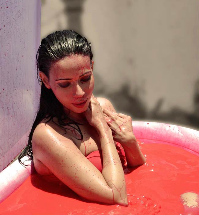 बारिश में रोजलीन खान की हॉट-हॉट मस्ती | सविता भाभी