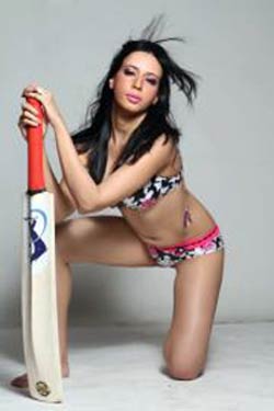 बारिश में रोजलीन खान की हॉट-हॉट मस्ती | सविता भाभी