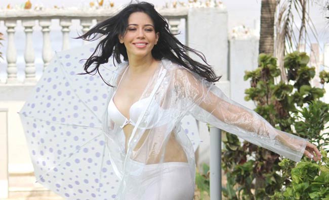 बारिश में रोजलीन खान की हॉट-हॉट मस्ती | सविता भाभी