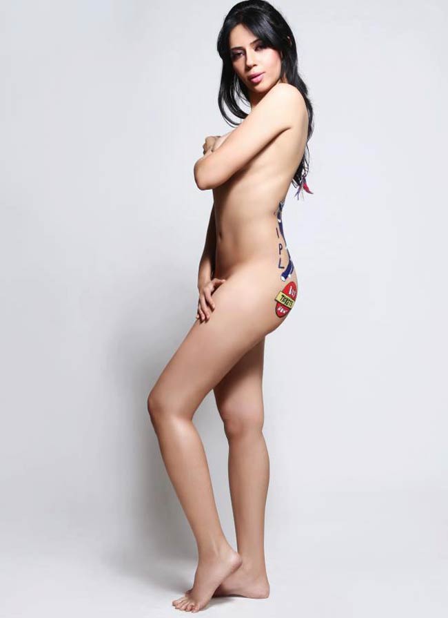 बारिश में रोजलीन खान की हॉट-हॉट मस्ती | सविता भाभी