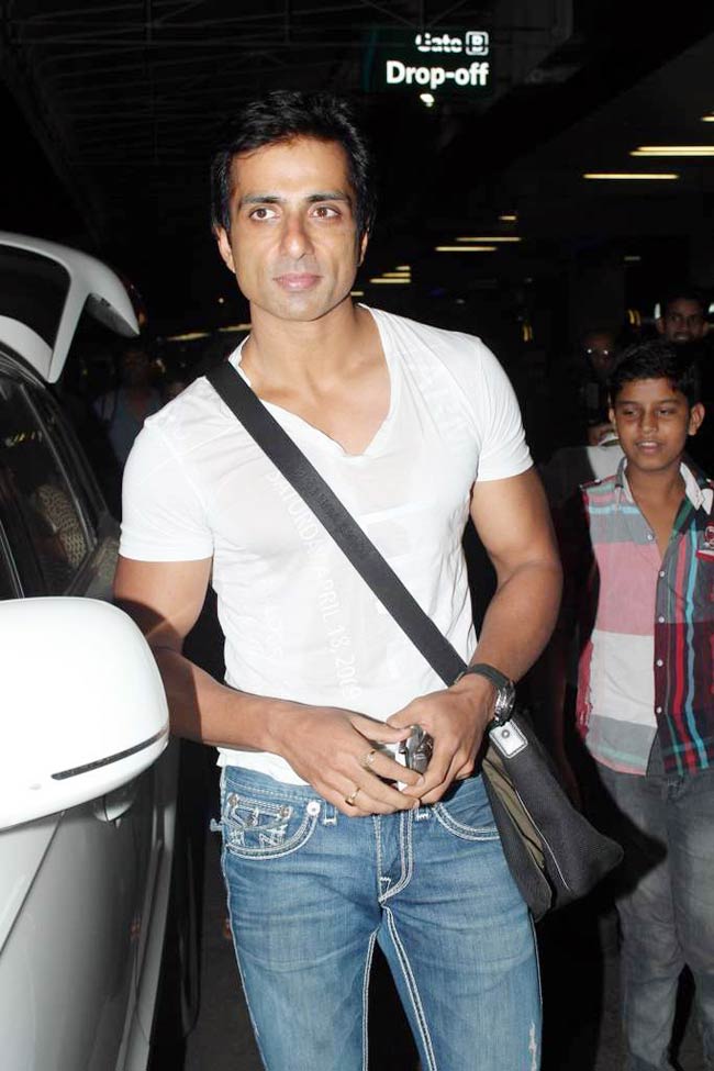 'आईफा 2012' के लिए रवाना हुए बॉलीवुड सितारे