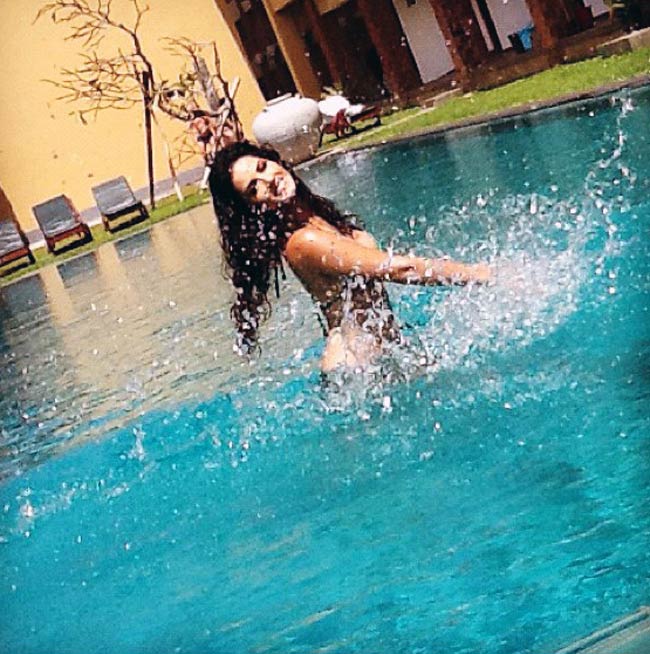 ट्विटर पर जारी की सनी लियोन ने हॉट तस्वीरें  | न्यूड पूनम पांडे