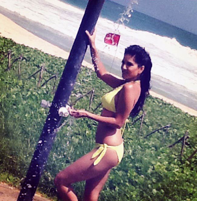 ट्विटर पर जारी की सनी लियोन ने हॉट तस्वीरें  | न्यूड पूनम पांडे