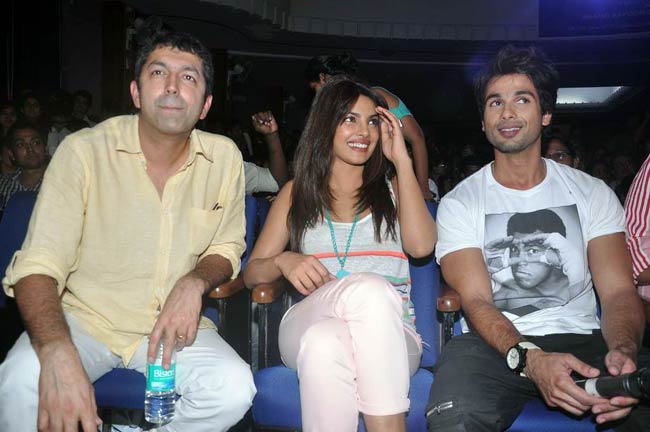 ‘तेरी मेरी कहानी’ है प्रियंका-शाहिद की लव केमिस्ट्री | Ooops