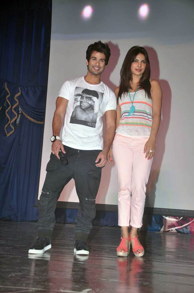 ‘तेरी मेरी कहानी’ है प्रियंका-शाहिद की लव केमिस्ट्री | Ooops