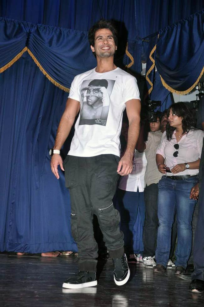 ‘तेरी मेरी कहानी’ है प्रियंका-शाहिद की लव केमिस्ट्री | Ooops