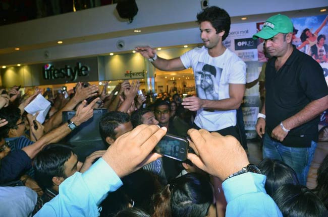 ‘तेरी मेरी कहानी’ है प्रियंका-शाहिद की लव केमिस्ट्री | Ooops