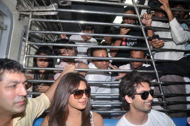 ‘तेरी मेरी कहानी’ है प्रियंका-शाहिद की लव केमिस्ट्री | Ooops