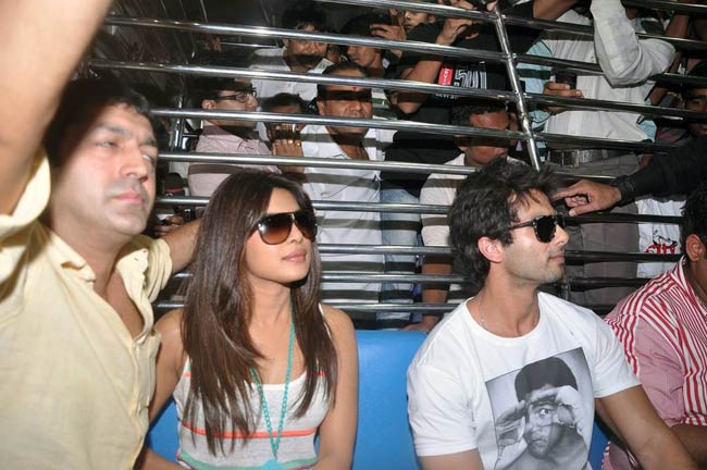 ‘तेरी मेरी कहानी’ है प्रियंका-शाहिद की लव केमिस्ट्री | Ooops