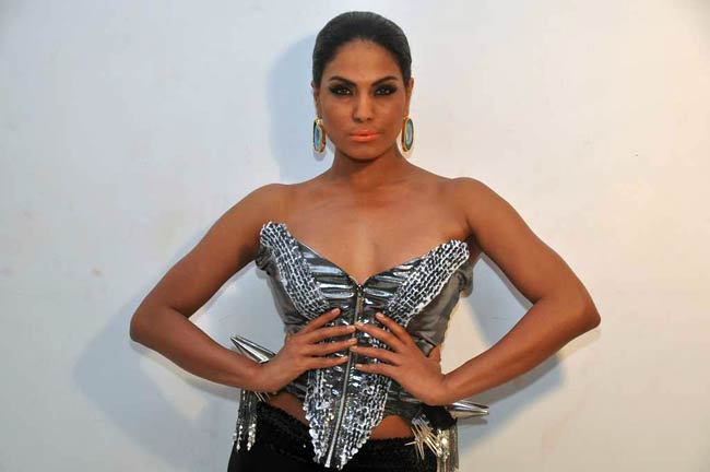 समलैंगिकता के समर्थन में वीना का हॉट अवतार |  विवाद