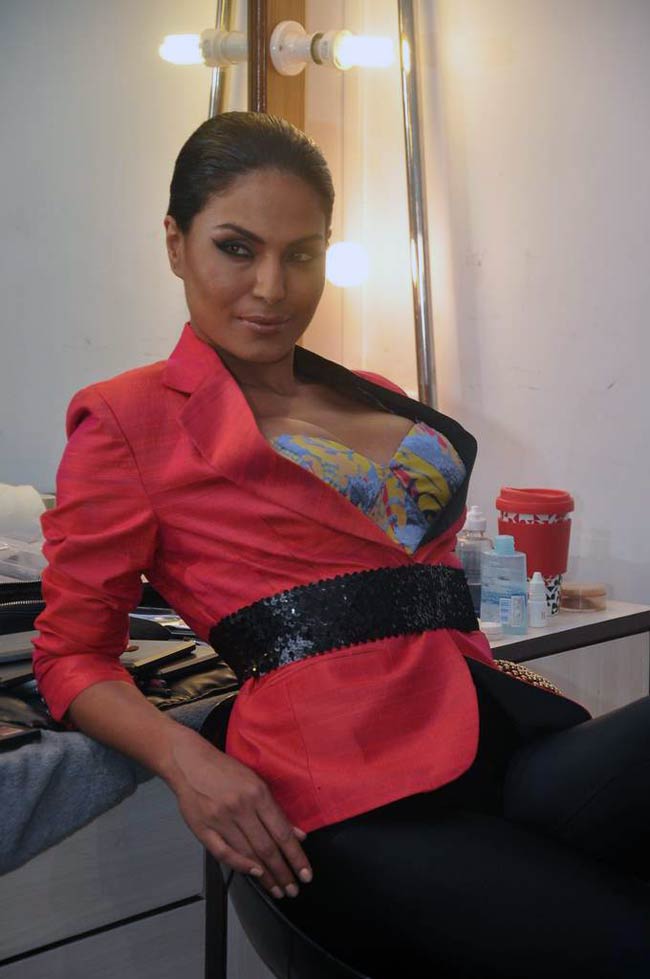 समलैंगिकता के समर्थन में वीना का हॉट अवतार |  विवाद