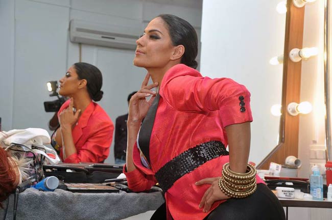 समलैंगिकता के समर्थन में वीना का हॉट अवतार |  विवाद