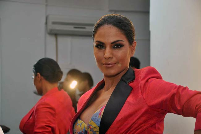 समलैंगिकता के समर्थन में वीना का हॉट अवतार |  विवाद