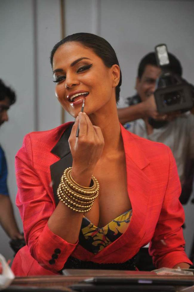 समलैंगिकता के समर्थन में वीना का हॉट अवतार |  विवाद