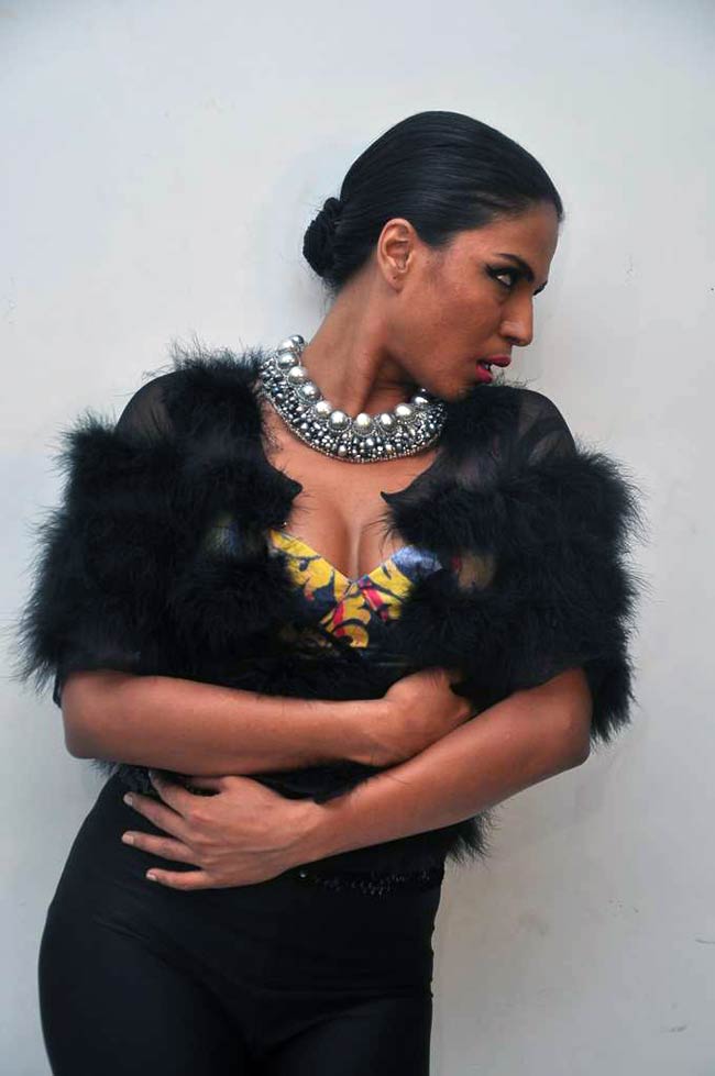 समलैंगिकता के समर्थन में वीना का हॉट अवतार |  विवाद