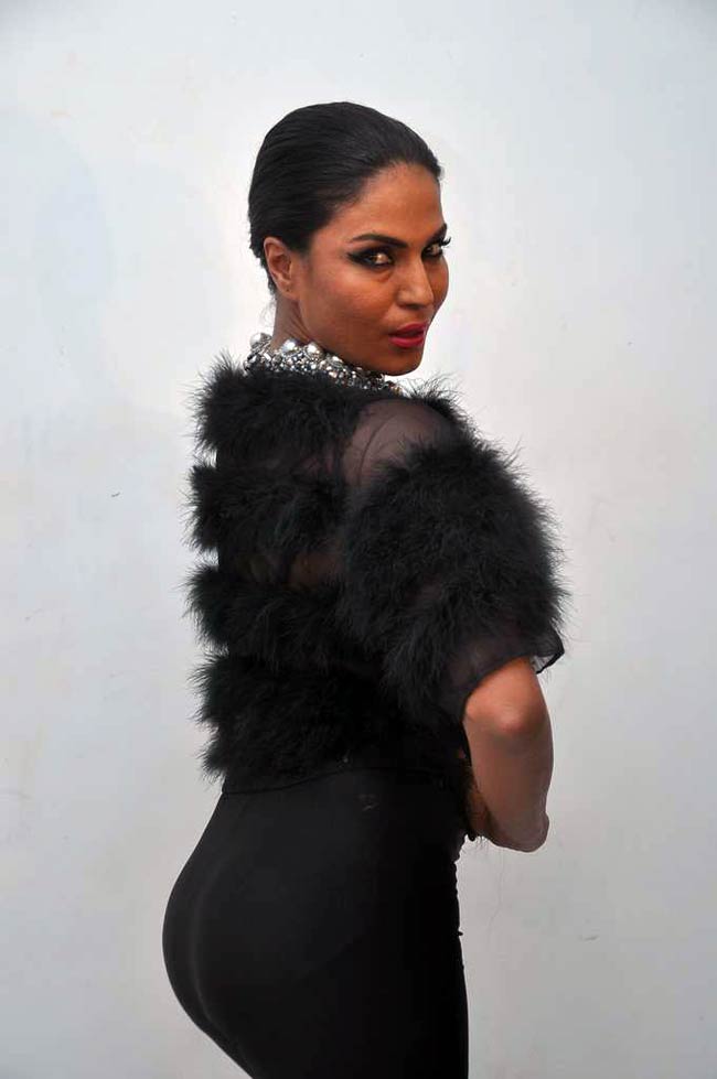 समलैंगिकता के समर्थन में वीना का हॉट अवतार |  विवाद