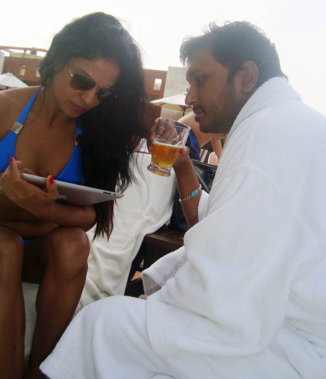 वीना-हेमंत मधुकर के बीच बढ़ती नज़दीकियां |  विवादित फोटो