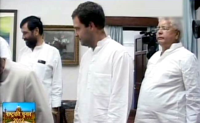 प्रणब मुखर्जी ने दाखिल किया नामांकन