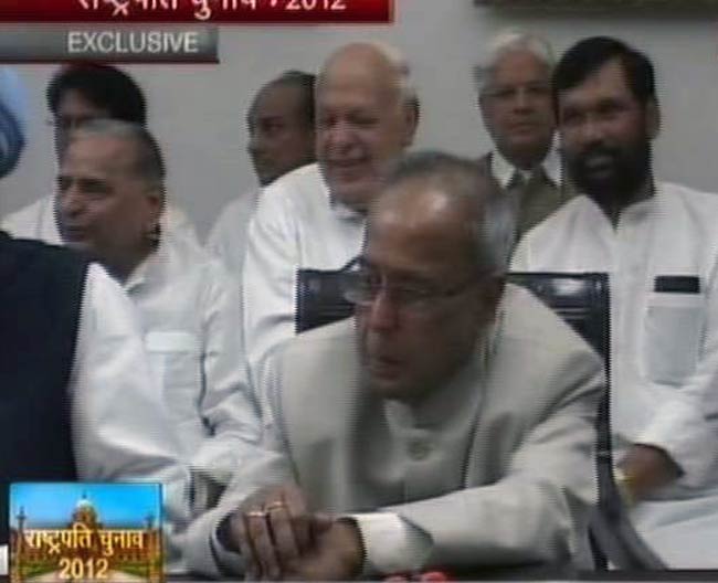 प्रणब मुखर्जी ने दाखिल किया नामांकन