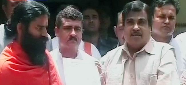 नितिन गडकरी से मिले बाबा रामदेव