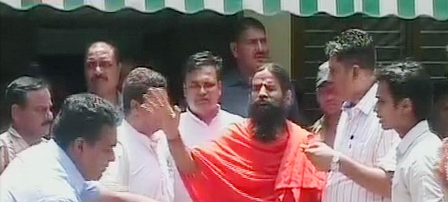 नितिन गडकरी से मिले बाबा रामदेव