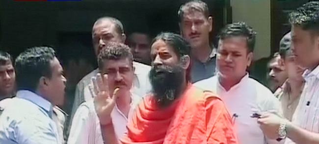 नितिन गडकरी से मिले बाबा रामदेव