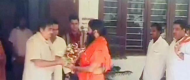 नितिन गडकरी से मिले बाबा रामदेव
